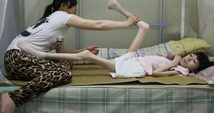 13岁女孩被父母饿的只剩一副骷髅,妈妈却说她也是被逼