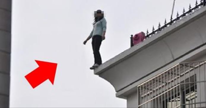 观看人数:24725                            从前,有个人从十一楼跳