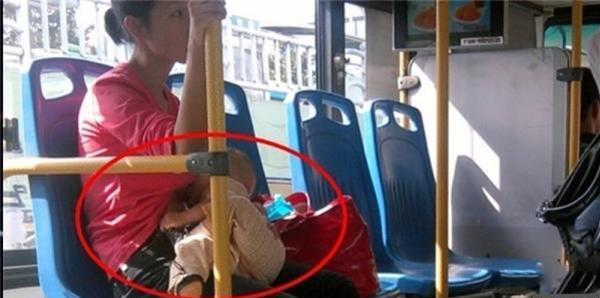 一位妈妈在公车上掀衣给宝宝哺乳被男子骂,她一句话就